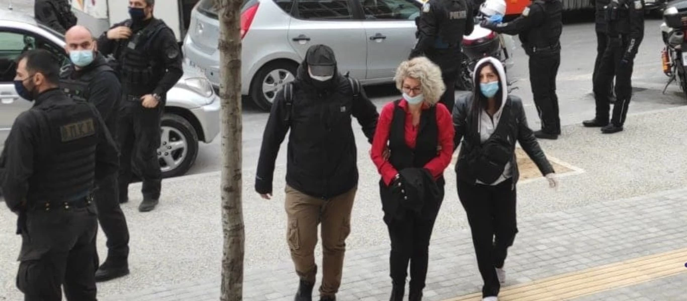 Ελεύθερη η μητέρα που δεν ήθελε να υποβληθεί σε self test το παιδί της - Της τραγουδούσαν τον Εθνικό Ύμνο